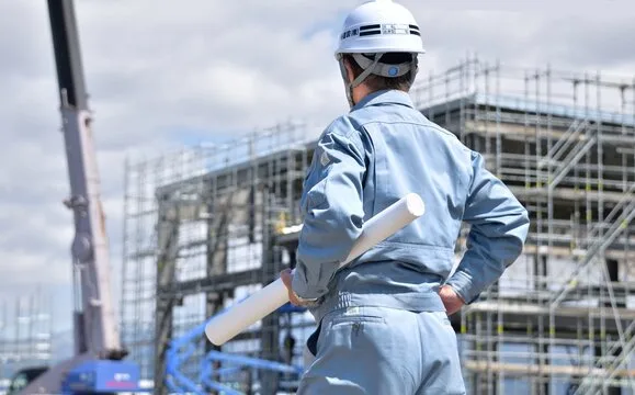 建設現場で作業する作業員
