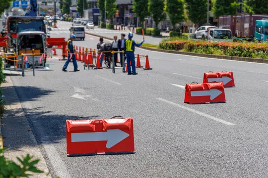 道路工事で交通誘導を行う様子